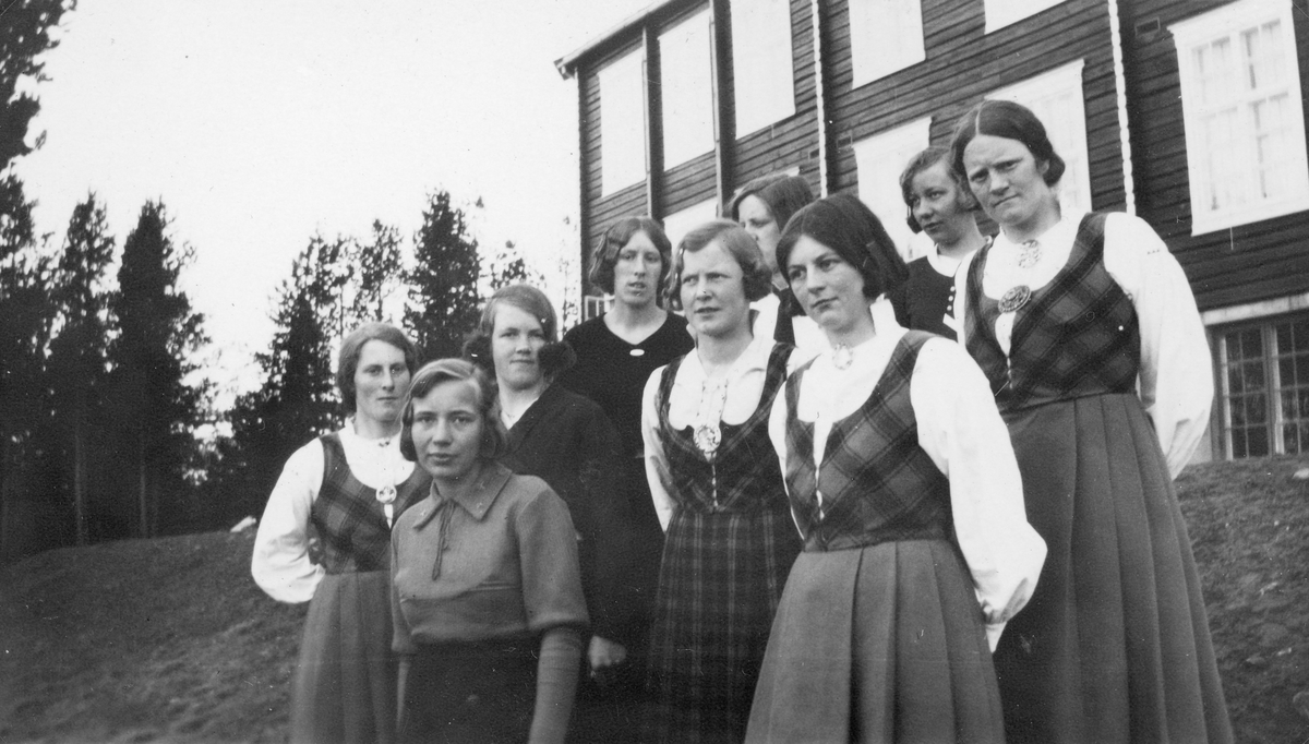 Jenter frå leikarringen på Krokhaug