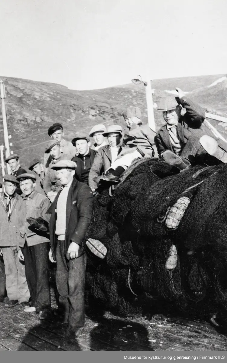 Laholmen. Gruppebilde. Notlag fra M/k "Holmengrå". 1935.
