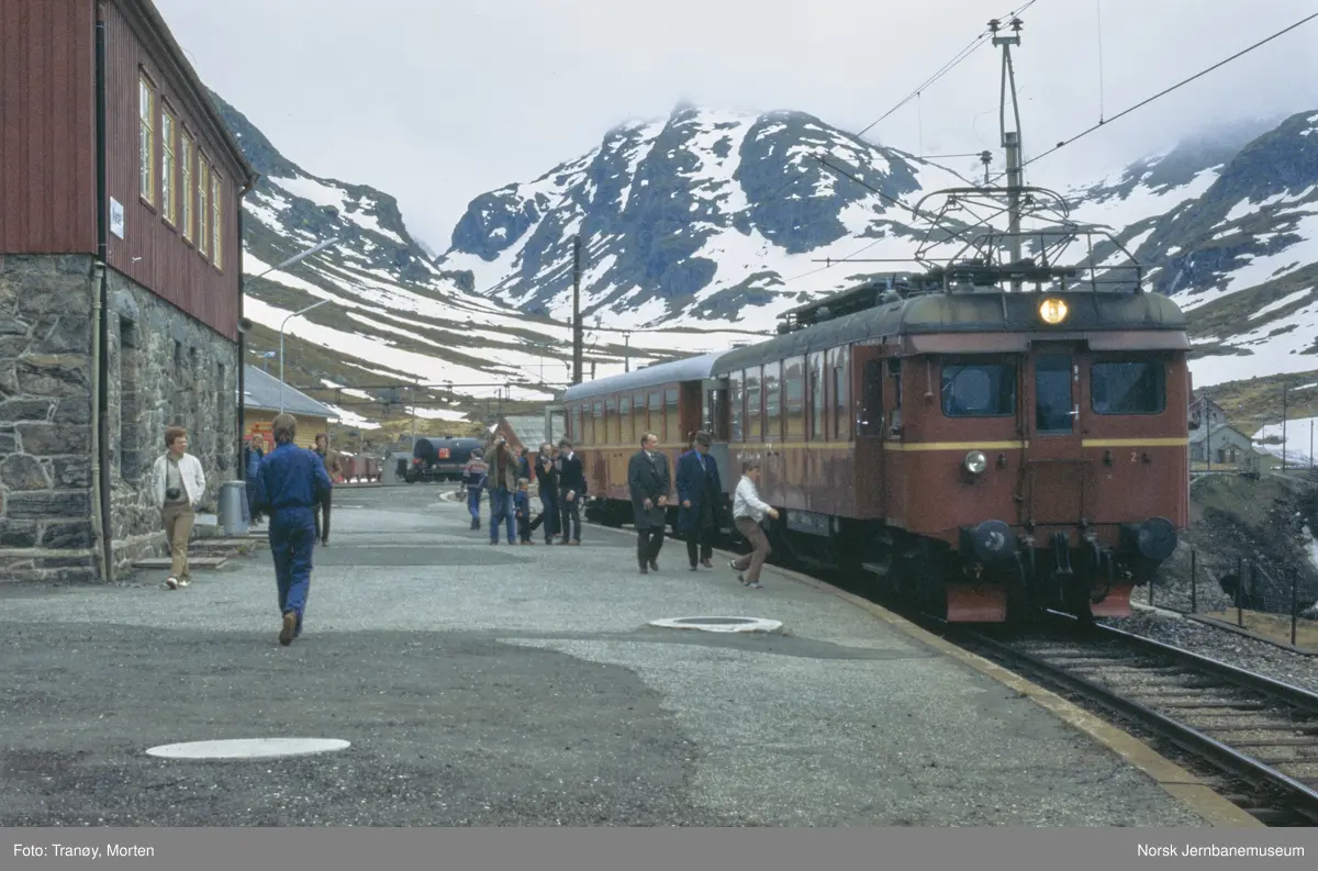 Elektrisk motorvogn BM 64 med persontog til Flåm på Myrdal stasjon