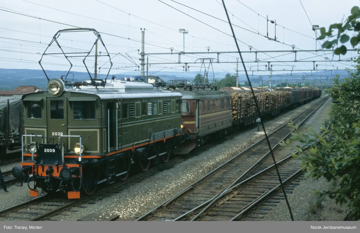 Elektrisk lokomotiv El 5 2039 som forspannlokomotiv i godstog på Kongsvinger stasjon
