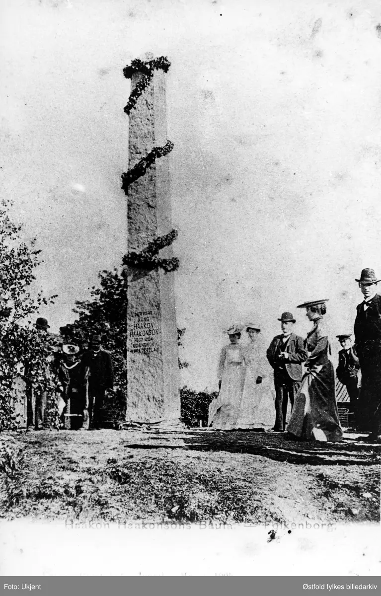 Minnestøtte (bauta) over kong Håkon Håkonsson (1904-1263) på Folkenborg i Eidsberg. Ble avduket i 24. juni 1904.