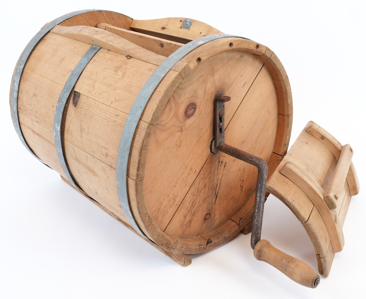 Kinne lagga av 13 furustavar. Liggande sylinderforma behaldar med aksling gjenno som endar i ei sveiv med trehandtak. Inni på akslingen er det festa skovlar. Kinna har påmontert to føter som gjer at ho kan stå på eit bord. På toppen er eit laust lok med ein kross skoren gjennom. Kinna er banda med tre jernband.