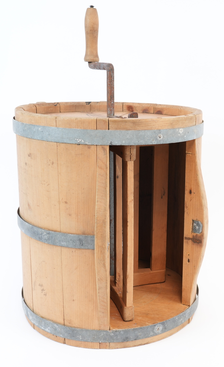 Kinne lagga av 13 furustavar. Liggande sylinderforma behaldar med aksling gjenno som endar i ei sveiv med trehandtak. Inni på akslingen er det festa skovlar. Kinna har påmontert to føter som gjer at ho kan stå på eit bord. På toppen er eit laust lok med ein kross skoren gjennom. Kinna er banda med tre jernband.