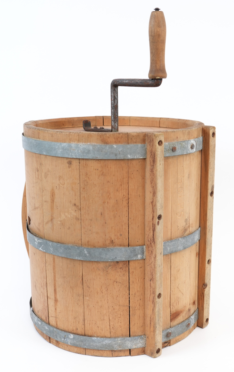 Kinne lagga av 13 furustavar. Liggande sylinderforma behaldar med aksling gjenno som endar i ei sveiv med trehandtak. Inni på akslingen er det festa skovlar. Kinna har påmontert to føter som gjer at ho kan stå på eit bord. På toppen er eit laust lok med ein kross skoren gjennom. Kinna er banda med tre jernband.