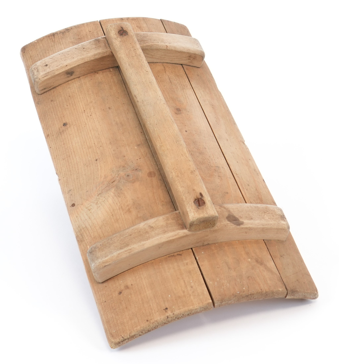 Kinne lagga av 13 furustavar. Liggande sylinderforma behaldar med aksling gjenno som endar i ei sveiv med trehandtak. Inni på akslingen er det festa skovlar. Kinna har påmontert to føter som gjer at ho kan stå på eit bord. På toppen er eit laust lok med ein kross skoren gjennom. Kinna er banda med tre jernband.