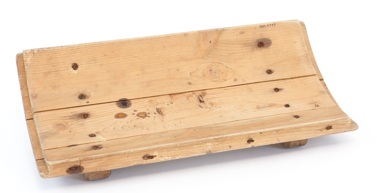 Kinne lagga av 13 furustavar. Liggande sylinderforma behaldar med aksling gjenno som endar i ei sveiv med trehandtak. Inni på akslingen er det festa skovlar. Kinna har påmontert to føter som gjer at ho kan stå på eit bord. På toppen er eit laust lok med ein kross skoren gjennom. Kinna er banda med tre jernband.