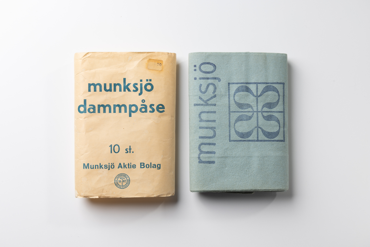 Förpackning av papper i form av en banderoll med tryckt text. Inne i förpackningen finns fem vikta oanvända dammpåsar av ljusblått papper. Förpackningen innehöll ursprungligen tio förpackningar. På banderollen tryckt blå text på ljus botten: "munksjö dammpåse 10 st. Munksjö Aktie Bolag", "PAPPERSPÅSEN PLACERAS INUTI TYGPÅSEN." Tryckt firmamärke: "MUNKSJÖ PAPPERSBRUK JÖNKÖPING 1862". Prislapp märkt 1 kr. Även papperspåsarna har tryckt text: "munksjö".

Dammpåsen av papper placerades inuti en tygpåse avsedd för dammsugare.