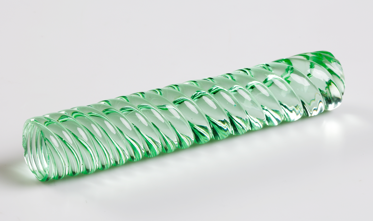 Dekoration i form av en stav i grönt vridet glas. Enligt katalogbilder (se exempel i denna post) i en katalog från 1931, användes dekorationerna tillsammans med olika ljusstakar.