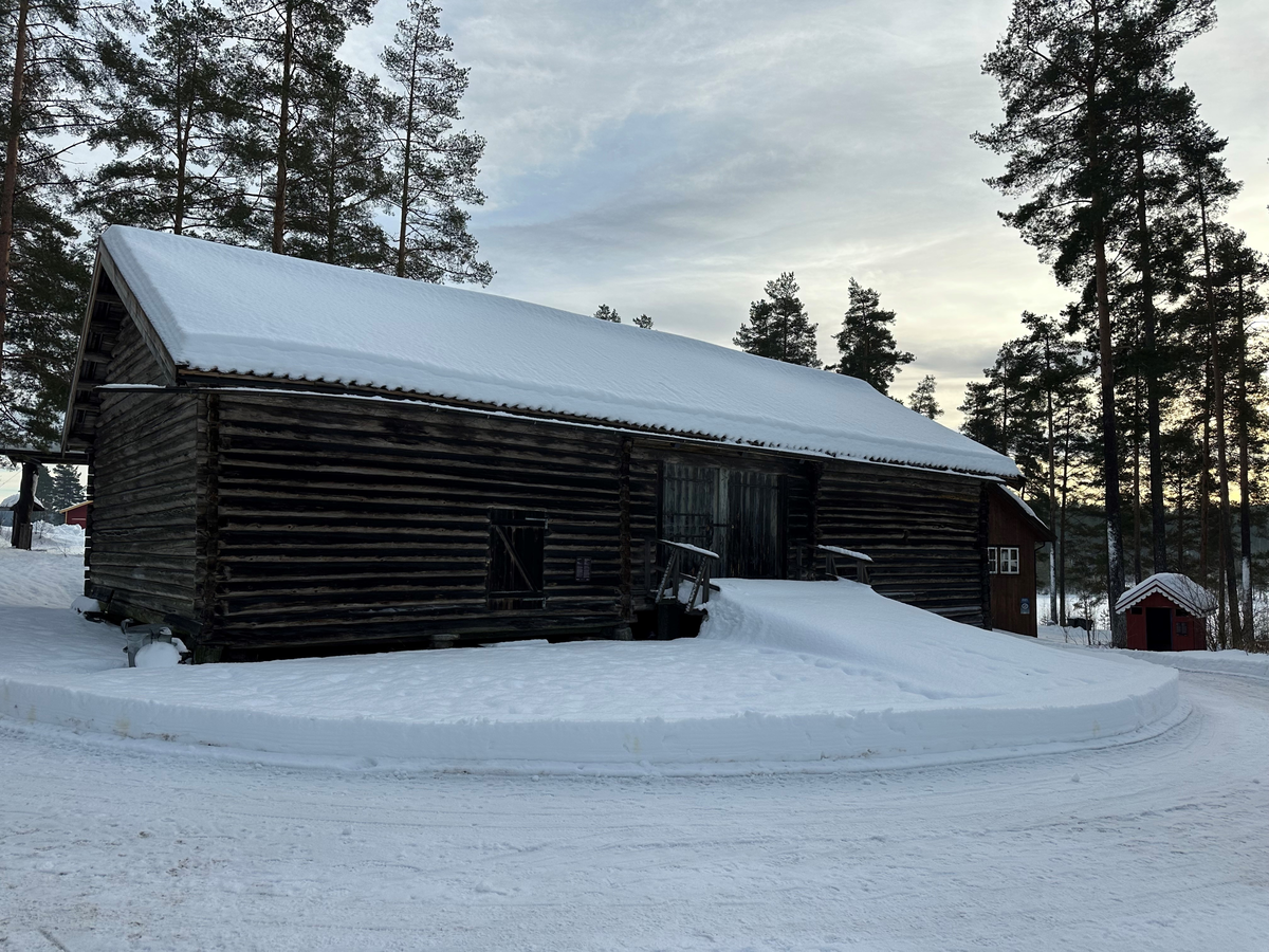 Prestegårdslåven opprinnelig oppført på prestegården i Prestestranda rundt 1770. Låven ble flyttet til Drangedal Bygdetun i 1977. 
Det står en del skrevet på låveveggene. På den søndre låveveggen står det i tømmeret: «1779 den 2d september kom A C K til Drangedal prestegjeld og reiste a e i s a den 24d januar 1788». Det henvises her til presten Andreas Christian Krog som var prest i Drangedal prestegjeld fra 1779 til 1788.