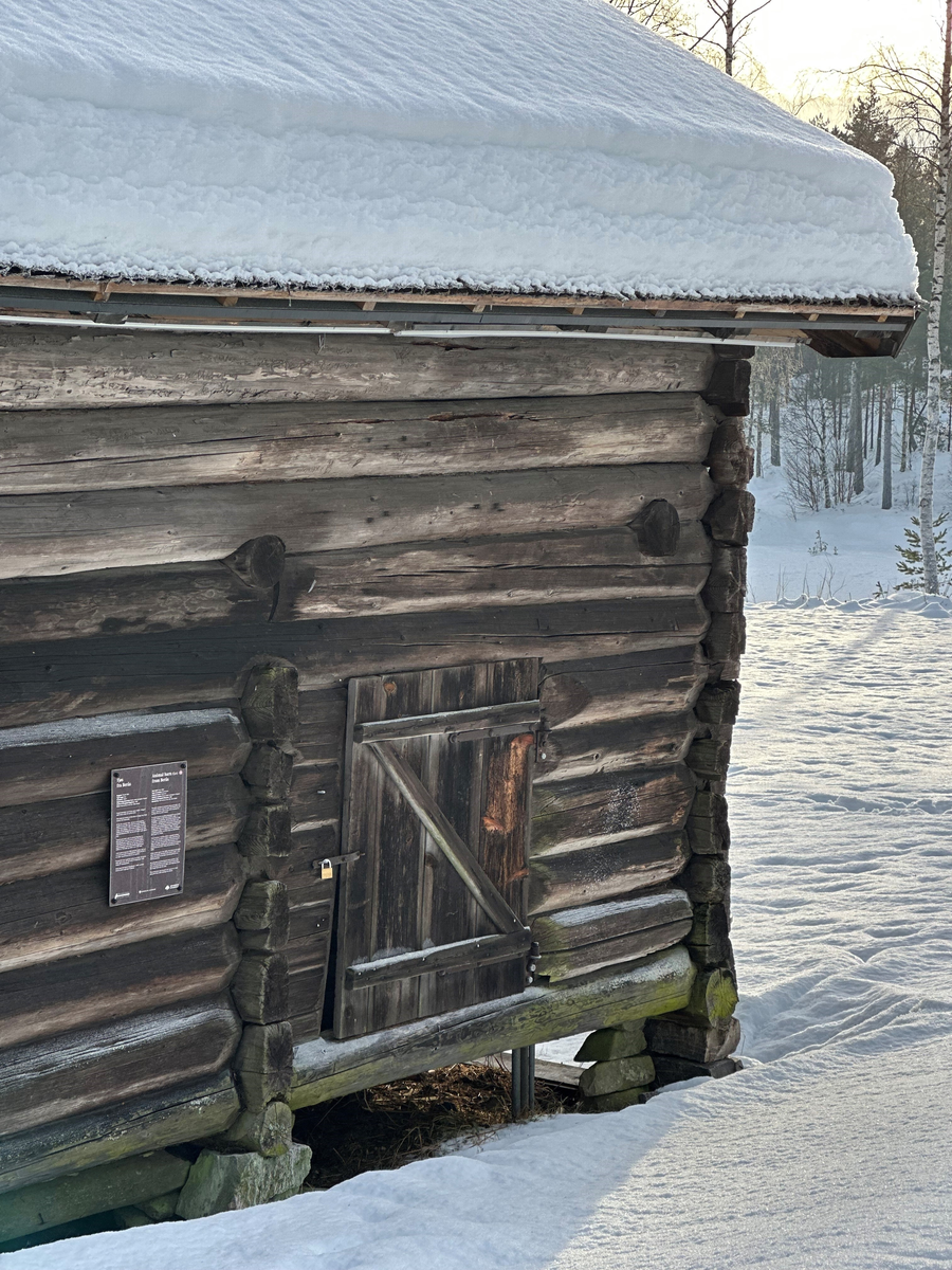 Fjøs fra husmannsplassen Berås under Lensegrav i Kjosen, antakelig bygget i første halvdel av 1700-tallet. Berås-stua og tilhørende bygningsmasse var flyttet til Drangedal Bygdetun i 1964.