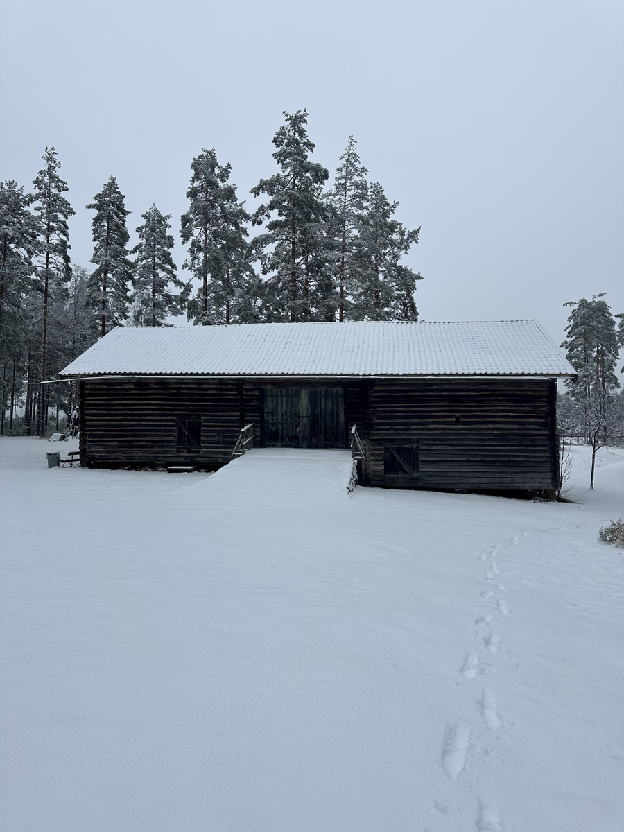 Prestegårdslåven opprinnelig oppført på prestegården i Prestestranda rundt 1770. Låven ble flyttet til Drangedal Bygdetun i 1977. 
Det står en del skrevet på låveveggene. På den søndre låveveggen står det i tømmeret: «1779 den 2d september kom A C K til Drangedal prestegjeld og reiste a e i s a den 24d januar 1788». Det henvises her til presten Andreas Christian Krog som var prest i Drangedal prestegjeld fra 1779 til 1788.