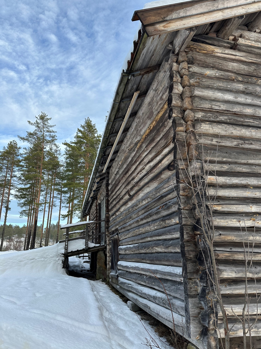 Prestegårdslåven opprinnelig oppført på prestegården i Prestestranda rundt 1770. Låven ble flyttet til Drangedal Bygdetun i 1977. 
Det står en del skrevet på låveveggene. På den søndre låveveggen står det i tømmeret: «1779 den 2d september kom A C K til Drangedal prestegjeld og reiste a e i s a den 24d januar 1788». Det henvises her til presten Andreas Christian Krog som var prest i Drangedal prestegjeld fra 1779 til 1788.