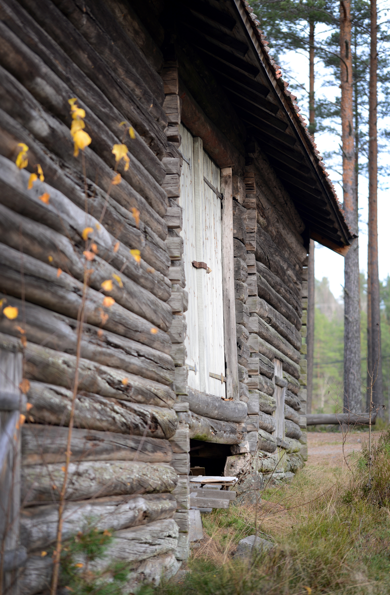 Prestegårdslåven opprinnelig oppført på prestegården i Prestestranda rundt 1770. Låven ble flyttet til Drangedal Bygdetun i 1977. 
Det står en del skrevet på låveveggene. På den søndre låveveggen står det i tømmeret: «1779 den 2d september kom A C K til Drangedal prestegjeld og reiste a e i s a den 24d januar 1788». Det henvises her til presten Andreas Christian Krog som var prest i Drangedal prestegjeld fra 1779 til 1788.