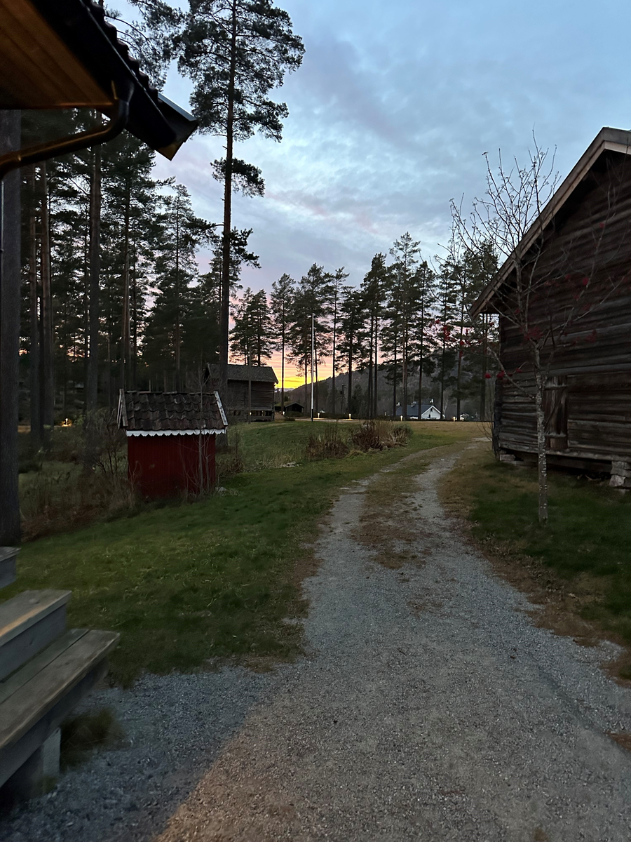 Prestegårdslåven opprinnelig oppført på prestegården i Prestestranda rundt 1770. Låven ble flyttet til Drangedal Bygdetun i 1977. 
Det står en del skrevet på låveveggene. På den søndre låveveggen står det i tømmeret: «1779 den 2d september kom A C K til Drangedal prestegjeld og reiste a e i s a den 24d januar 1788». Det henvises her til presten Andreas Christian Krog som var prest i Drangedal prestegjeld fra 1779 til 1788.