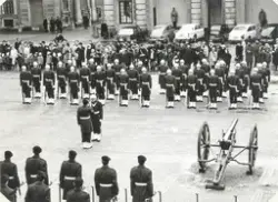 Högvakt, Stockholms slott, yttre borggården, 1968-03. BSI. 
