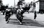 Högvaktsträning på kaserngården, våren 1976.
