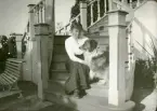 Kvinna och hund på trappa. Kalmar regemente.