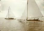 Okänd regatta. Segelbåtar i närbild. Kalmar regemente.