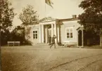Officersmässen Trianon. Gående vaktpost i uniform m/1910. Hultsfred. Kalmar regemente.