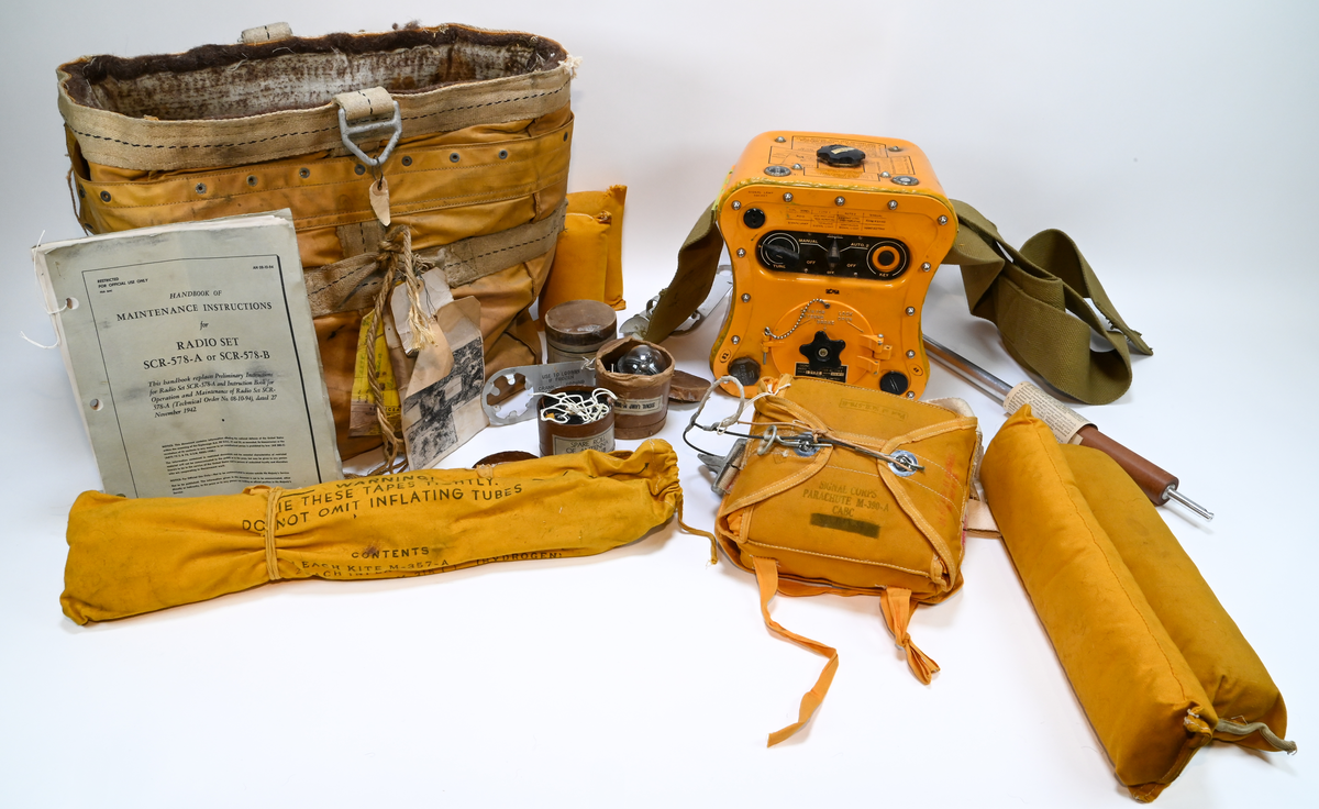 Nödradioset SCR-578-B, tillverkat av Bendix Aviation Limited på 1940-talet. Nödkommunikationsutrustning utsedd för användning i mindre båtar/livsbåtar vid haveri, som fick namnet "Gibson Girl" radio.

Nödradiosetet består av en gul väska märkt "Signal Corps" som innehåller följande:
2st. burkar med hydrogen generatorer M-315-B, 1st. fallskärm för nödradioset m-390-A, extra antennsladd W-148. radiosändare BC-778-D, bag BG-155-A, 4 st. gula emballage kuddar i tyg, 2 st. burkar med ballonger för antennuppskjutning M-278-A, 1 st. sändningslampa M-308-B, drake M-357-A och en instruktionsbok från "Signal Corps, US och British armed forces".