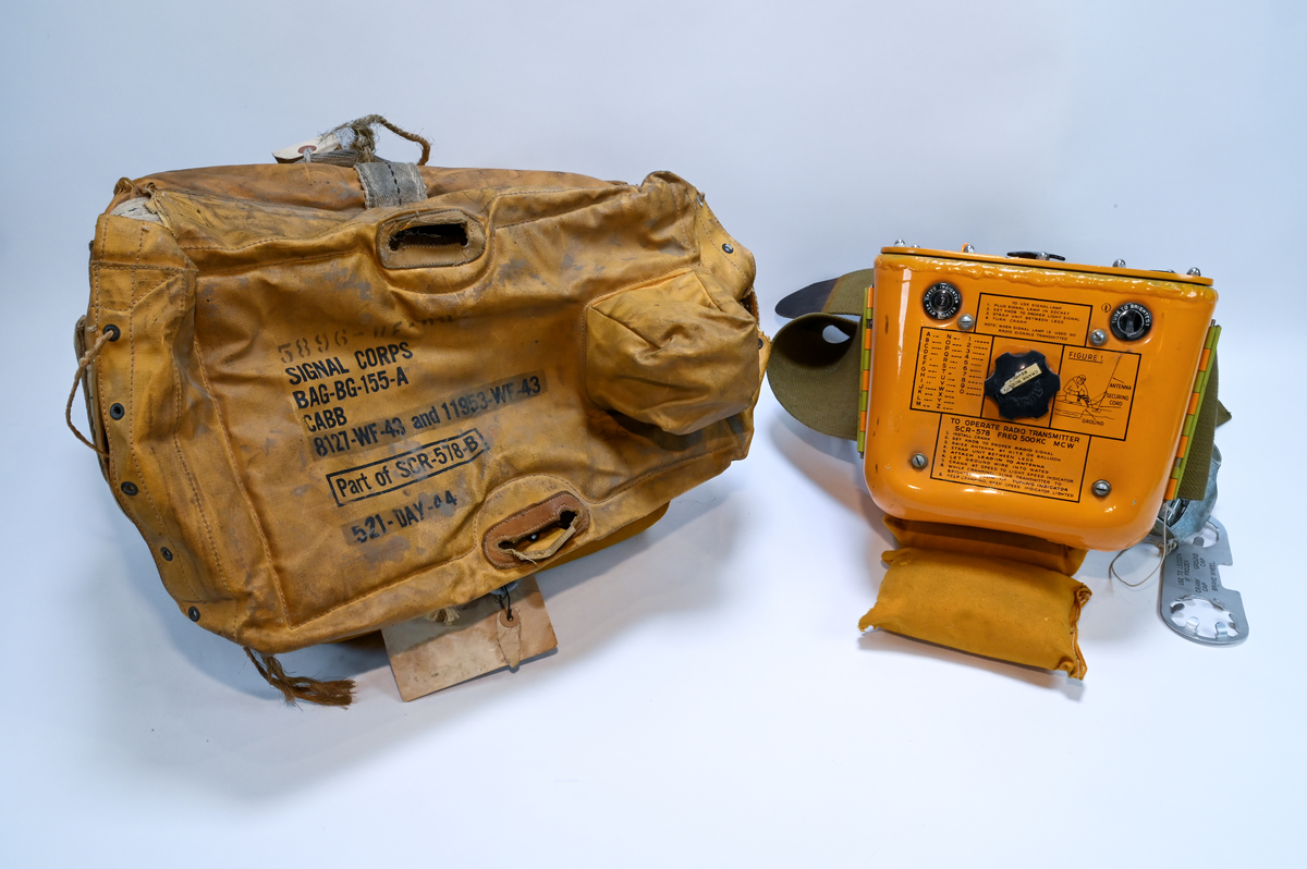 Nödradioset SCR-578-B, tillverkat av Bendix Aviation Limited på 1940-talet. Nödkommunikationsutrustning utsedd för användning i mindre båtar/livsbåtar vid haveri, som fick namnet "Gibson Girl" radio.

Nödradiosetet består av en gul väska märkt "Signal Corps" som innehåller följande:
2st. burkar med hydrogen generatorer M-315-B, 1st. fallskärm för nödradioset m-390-A, extra antennsladd W-148. radiosändare BC-778-D, bag BG-155-A, 4 st. gula emballage kuddar i tyg, 2 st. burkar med ballonger för antennuppskjutning M-278-A, 1 st. sändningslampa M-308-B, drake M-357-A och en instruktionsbok från "Signal Corps, US och British armed forces".