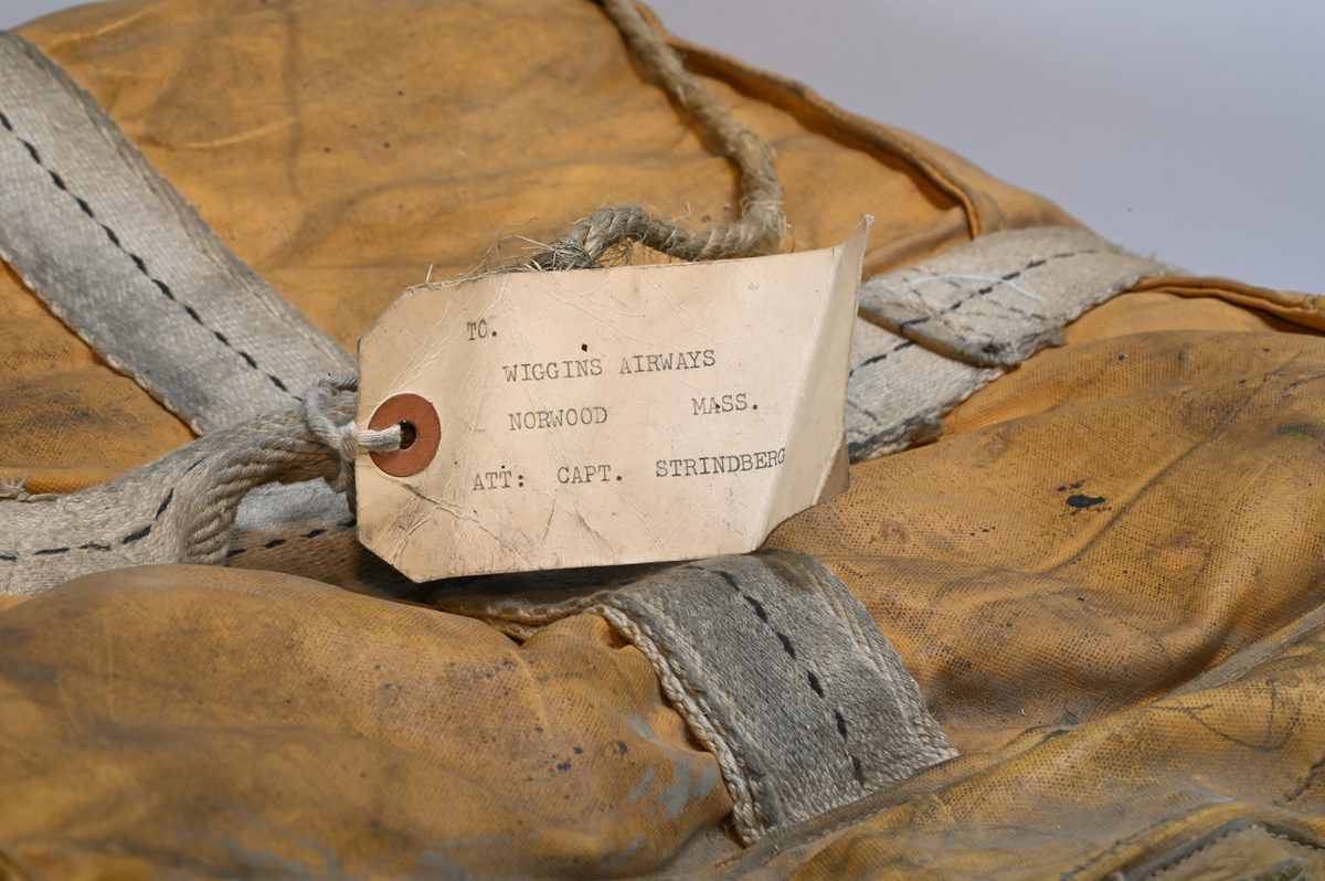 Nödradioset SCR-578-B, tillverkat av Bendix Aviation Limited på 1940-talet. Nödkommunikationsutrustning utsedd för användning i mindre båtar/livsbåtar vid haveri, som fick namnet "Gibson Girl" radio.

Nödradiosetet består av en gul väska märkt "Signal Corps" som innehåller följande:
2st. burkar med hydrogen generatorer M-315-B, 1st. fallskärm för nödradioset m-390-A, extra antennsladd W-148. radiosändare BC-778-D, bag BG-155-A, 4 st. gula emballage kuddar i tyg, 2 st. burkar med ballonger för antennuppskjutning M-278-A, 1 st. sändningslampa M-308-B, drake M-357-A och en instruktionsbok från "Signal Corps, US och British armed forces".