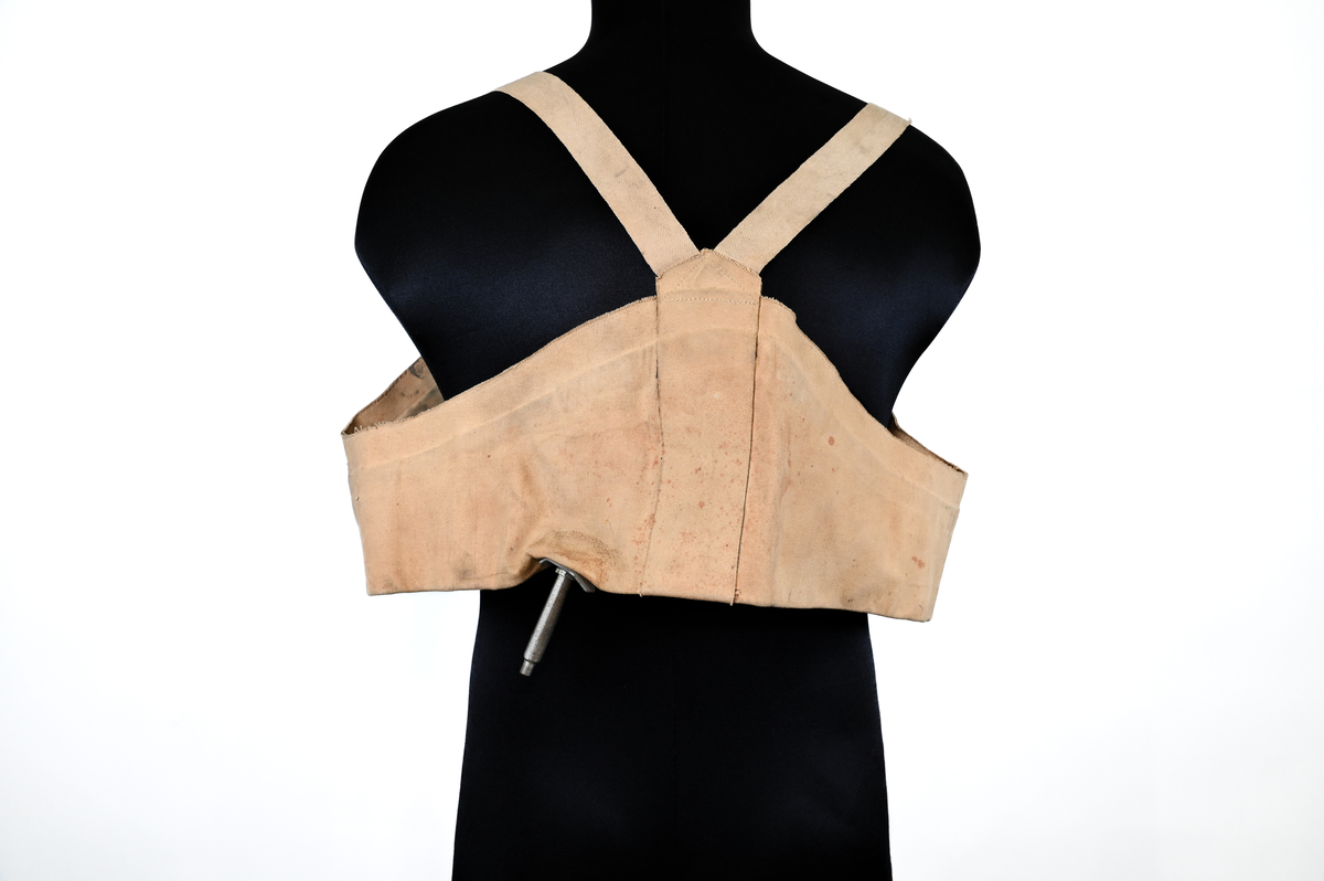 Flytväst, "The Auliff Lifebelt", uppblåsbar, tillverkad av duk och gummi, med metallfäste fram och axelband av tyg. Ursprunlingen var föremålet utrustad med en gasbehållare och ett metallhandtag som aktiverade uppblåsningsmekanismen. Flytvästen användes ovanpå flygardräkten och har därför en stor omkrets.