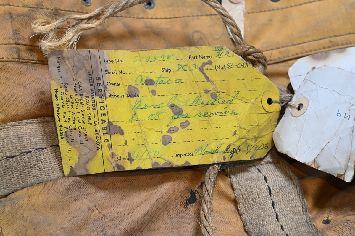 Nödradioset SCR-578-B, tillverkat av Bendix Aviation Limited på 1940-talet. Nödkommunikationsutrustning utsedd för användning i mindre båtar/livsbåtar vid haveri, som fick namnet "Gibson Girl" radio.

Nödradiosetet består av en gul väska märkt "Signal Corps" som innehåller följande:
2st. burkar med hydrogen generatorer M-315-B, 1st. fallskärm för nödradioset m-390-A, extra antennsladd W-148. radiosändare BC-778-D, bag BG-155-A, 4 st. gula emballage kuddar i tyg, 2 st. burkar med ballonger för antennuppskjutning M-278-A, 1 st. sändningslampa M-308-B, drake M-357-A och en instruktionsbok från "Signal Corps, US och British armed forces".