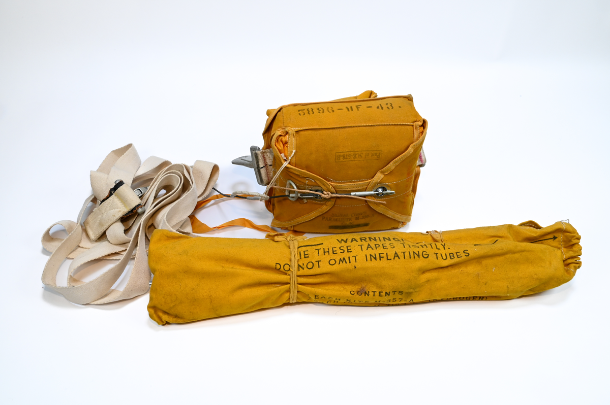 Nödradioset SCR-578-B, tillverkat av Bendix Aviation Limited på 1940-talet. Nödkommunikationsutrustning utsedd för användning i mindre båtar/livsbåtar vid haveri, som fick namnet "Gibson Girl" radio.

Nödradiosetet består av en gul väska märkt "Signal Corps" som innehåller följande:
2st. burkar med hydrogen generatorer M-315-B, 1st. fallskärm för nödradioset m-390-A, extra antennsladd W-148. radiosändare BC-778-D, bag BG-155-A, 4 st. gula emballage kuddar i tyg, 2 st. burkar med ballonger för antennuppskjutning M-278-A, 1 st. sändningslampa M-308-B, drake M-357-A och en instruktionsbok från "Signal Corps, US och British armed forces".