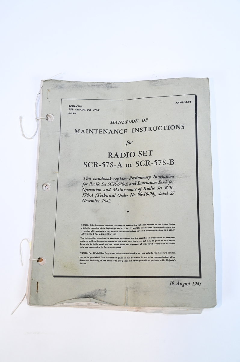 Nödradioset SCR-578-B, tillverkat av Bendix Aviation Limited på 1940-talet. Nödkommunikationsutrustning utsedd för användning i mindre båtar/livsbåtar vid haveri, som fick namnet "Gibson Girl" radio.

Nödradiosetet består av en gul väska märkt "Signal Corps" som innehåller följande:
2st. burkar med hydrogen generatorer M-315-B, 1st. fallskärm för nödradioset m-390-A, extra antennsladd W-148. radiosändare BC-778-D, bag BG-155-A, 4 st. gula emballage kuddar i tyg, 2 st. burkar med ballonger för antennuppskjutning M-278-A, 1 st. sändningslampa M-308-B, drake M-357-A och en instruktionsbok från "Signal Corps, US och British armed forces".
