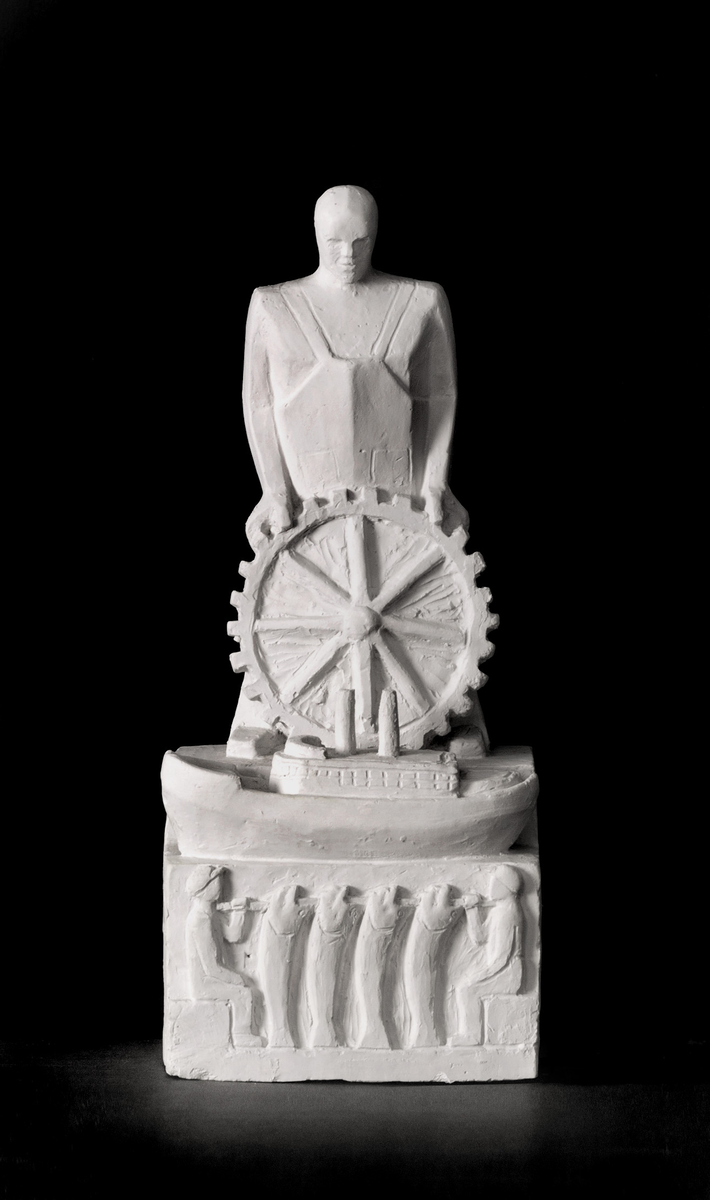 Mann ved ror ovanfor mindre skip samt fiskarar i relieff.