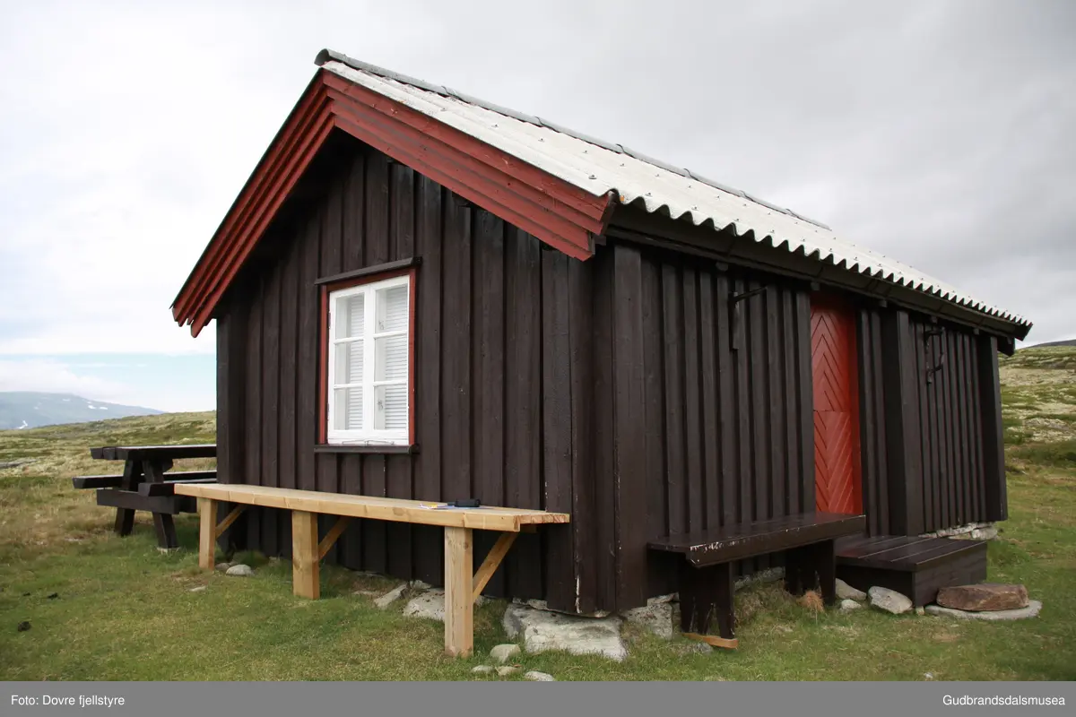 Vadbue ved Vidhaugen ca. 2 km innanfor Skogsetrene på Dovreskogen.