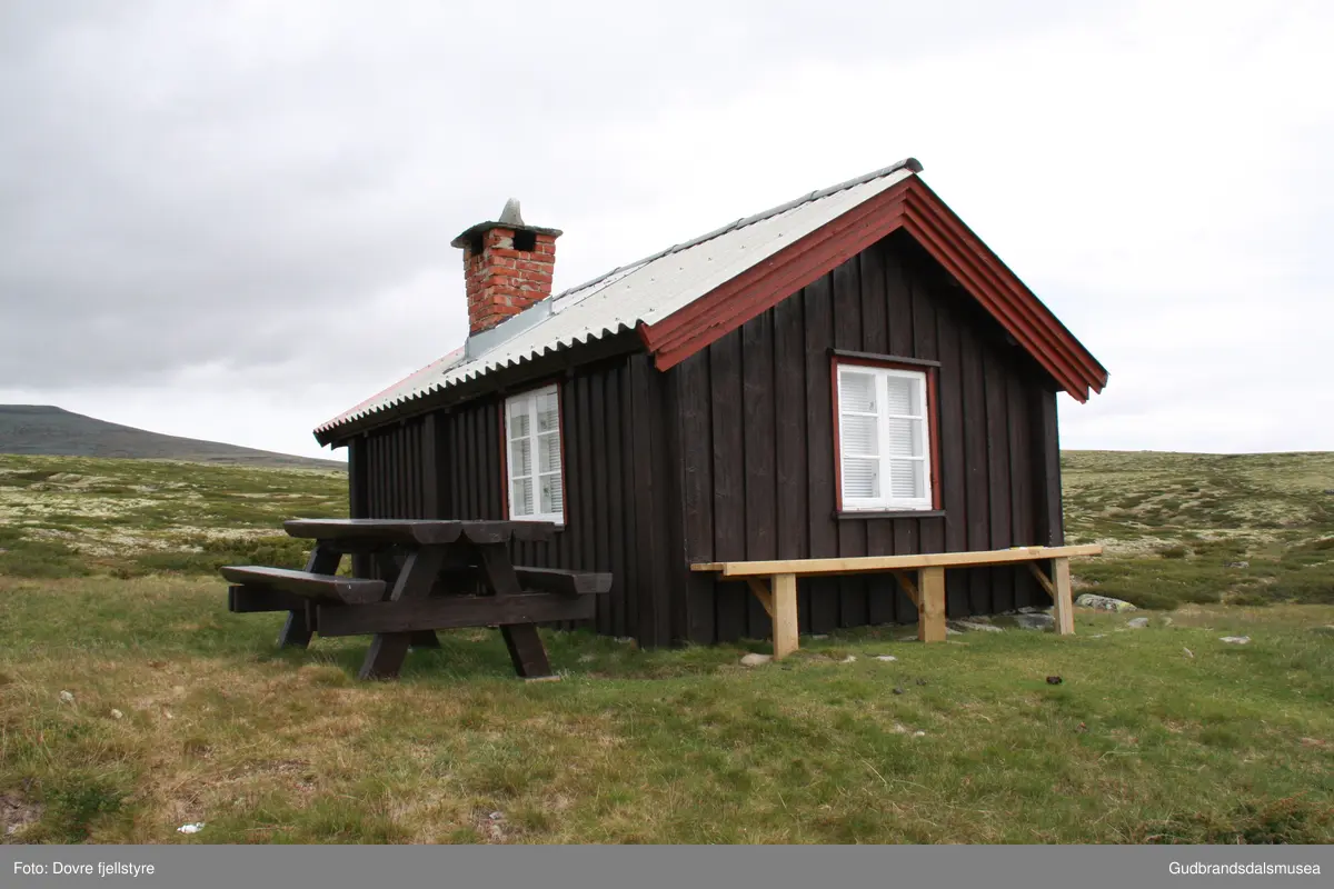 Vadbue ved Vidhaugen ca. 2 km innanfor Skogsetrene på Dovreskogen.