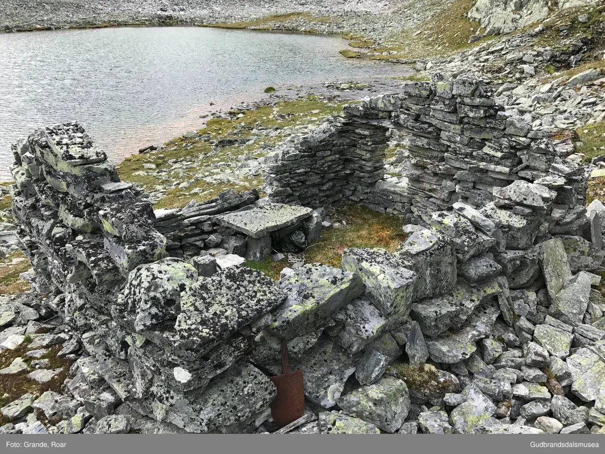 Slettløyftbue mellom dei to tjønnene oppe i Slettløyftet vest for Verkilsdalen i Rondane.
