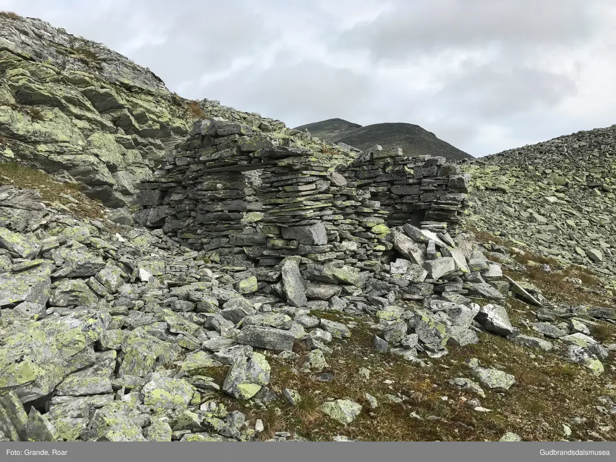 Slettløyftbue mellom dei to tjønnene oppe i Slettløyftet vest for Verkilsdalen i Rondane.