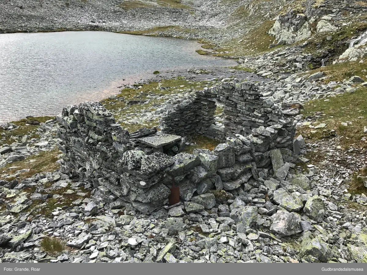 Slettløyftbue mellom dei to tjønnene oppe i Slettløyftet vest for Verkilsdalen i Rondane.