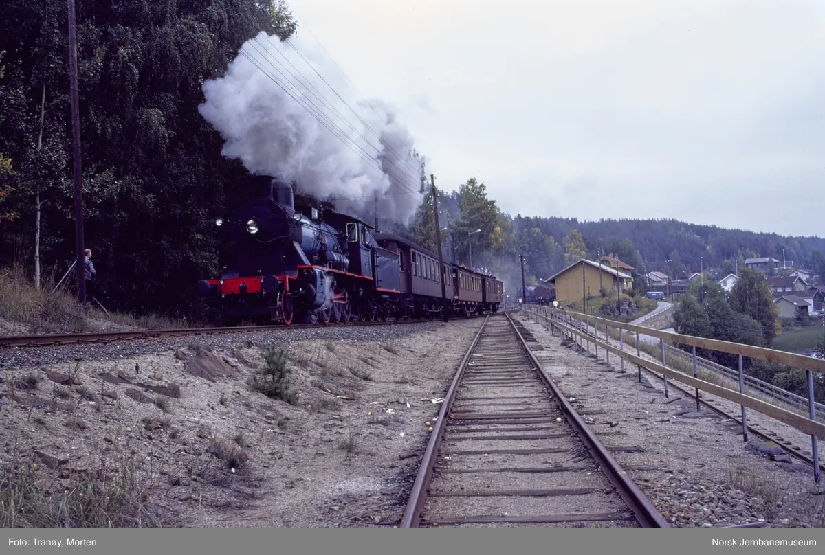 Damplokomotiv 24b 236 med Norsk Jernbaneklubbs ekstratog til Randsfjord kjører ut fra Hen stasjon