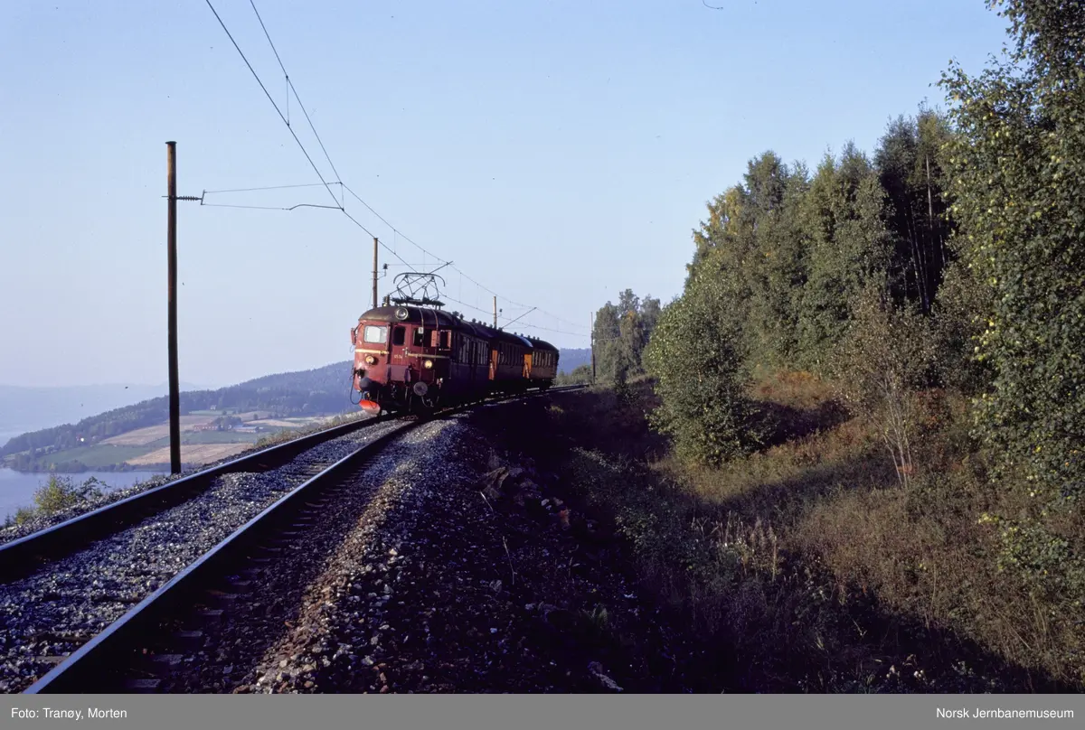 Elektrisk motorovognsett type 65 med motorvogn BM 65 34 fremst, med Norsk Jernbaneklubbs ekstratog til Hønefoss mellom Jevnaker og Grindvoll