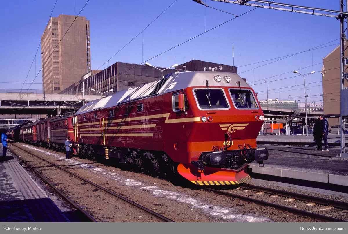 Nytt diesellokomotiv Di 4 651 som ekstra forspannlokomotiv i persontog til Trondheim på Oslo Sentralstasjon
