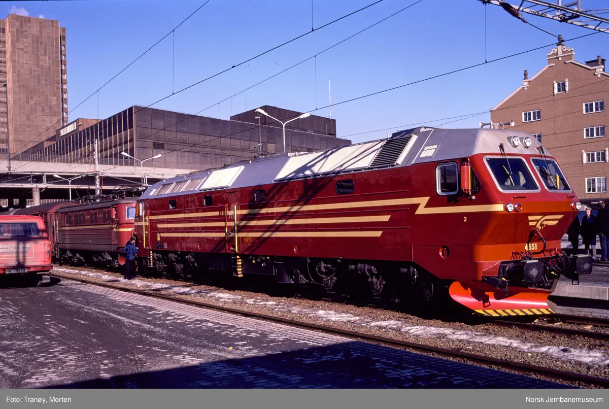 Nytt diesellokomotiv Di 4 651 som ekstra forspannlokomotiv i persontog til Trondheim på Oslo Sentralstasjon