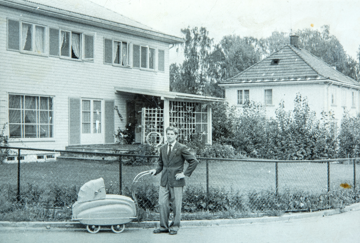 Hamar, Sagatun, Jens Mikkelsen (18.11.1929 - 22.12.2015) stående i krysset Arvesens veg 71- Høiensalgata på Sagatun. I barnevogna ligger datteren Anne Grete Mikkelsen. 
Bilde ble tatt av mor, Helene Mikkelsen.