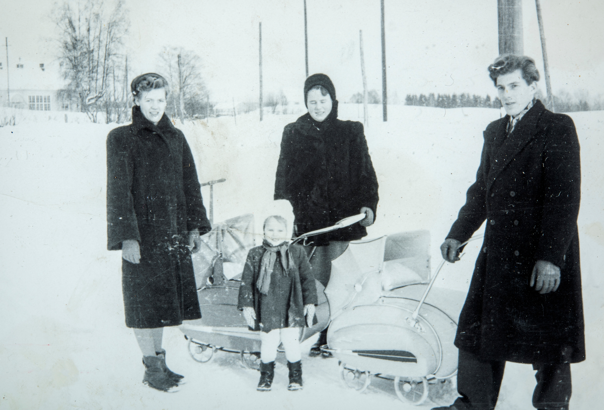 Søndags tur med gode naboer. Solveig Stenberg (1926), Johan Stenberg (1928), Helene Mikkelsen (1927) og Anne Grethe Mikkelsen (1953).