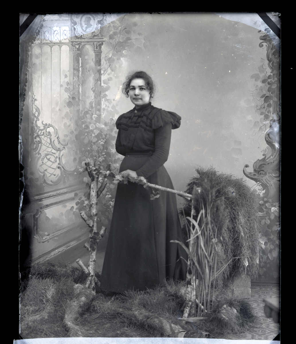 Atelierfoto. Helfigur. En kvinne.
Skrevet på papir som er festet til negativet: 773   Marie Martinusen, se bilde GM_MG.02476_1.