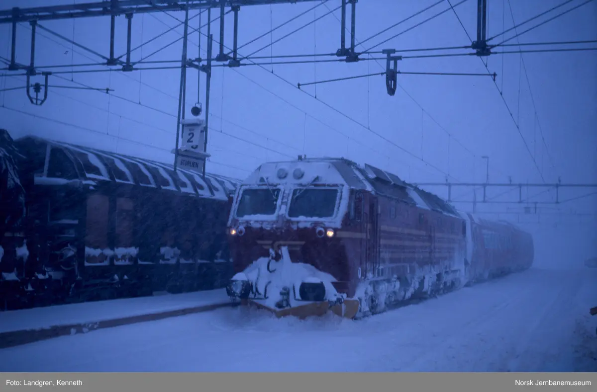Diesellokomotiv Di 4 med persontog fra Trondheim på Storlien stasjon
