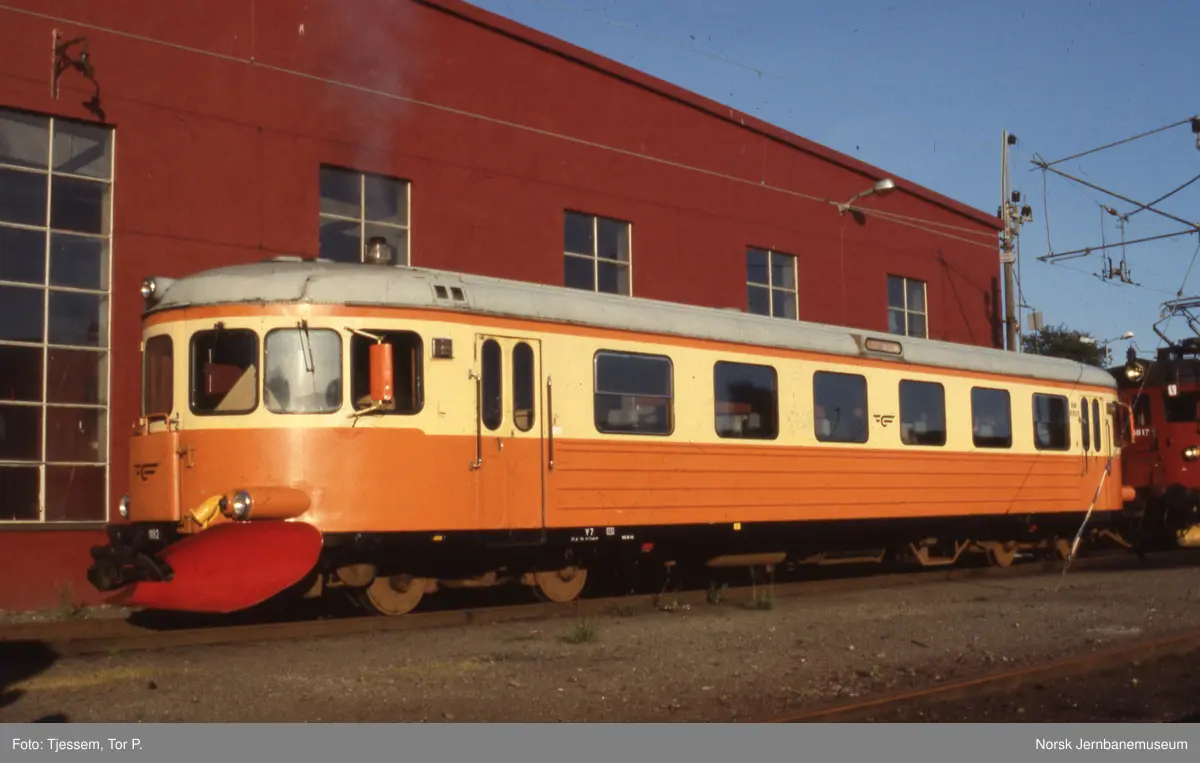 Dieselmotorvogn BM 89 02 utenfor lokomotivstallen ved Kvaleberg i Stavanger