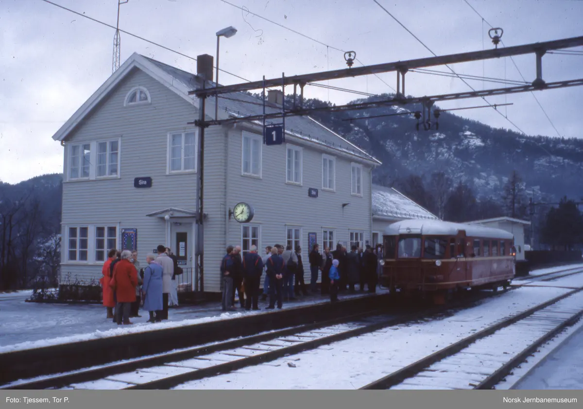 Dieselmotorvogn BM 87 01 på Sira stasjon