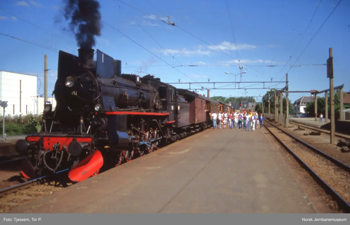 Damplokomotiv 26c 411 med veterantog fra Sandnes på Bryne stasjon i anledning togets dag