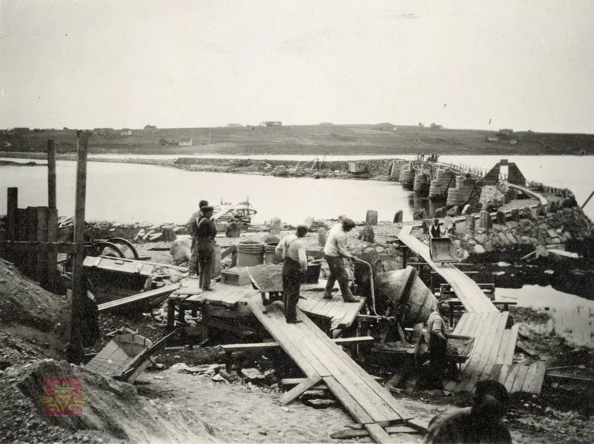 NVM 11-F-00002a, Statens vegvesen og NVM 11-F-00002b, Statens vegvesen.
Bilde 1) Fra byggingen av Hafrsfjordsbrua. Pilarene sett fra østsiden  01.09.1923. 
Bilde 2) I følge merking vedlagt bilde: Betongblandere var i bruk ved bygginga av Hafrsfjord bru i 1924/1925. 
"Fra tråkk til motorveg," av Svein Magne Olsen, side 118.