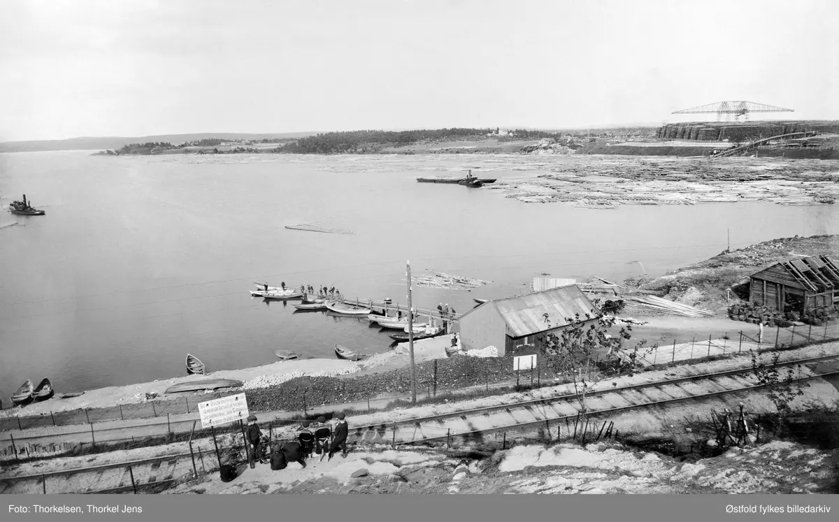 Brygga til DS Krabben i Glengshølen, Sarpsborg ca. 1910.
Også kullhuset for DS Krabben ses. Syv guttunger på fjellnabbe ser på utsikt. Manger robåter ved brygga (eke)  samt reisende. Slepebåt på Glomma. Opsund til høyre med stor tømmerlense.
Dampbåten  DS Krabben gikk i rute langs Glomma fra Glengshølen i Sarpsborg til Lindhol i Eidsberg med mange stoppesteder underveis på begge sider av Glomma i perioden 1869 til 1947.