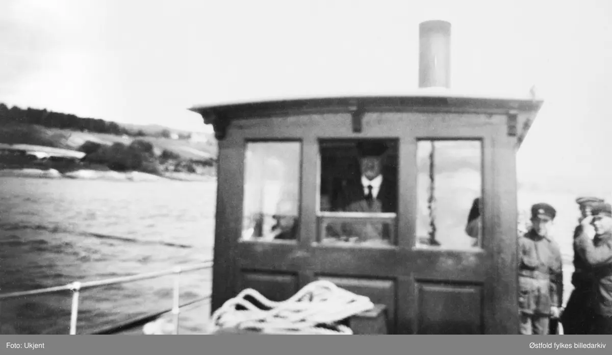 DS Krabben ved Lilleby i Varteig, til venstre Åsrød i Jelsnes, Tune,  ca. 1925.
Dampbåten  DS Krabben gikk i rute langs Glomma fra Glengshølen i Sarpsborg til Lindhol i Eidsberg med mange stoppesteder underveis på begge sider av Glomma i perioden 1869 til 1947.